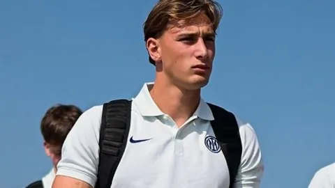 重庆代表队首获冬运会金牌，王强成功摘金